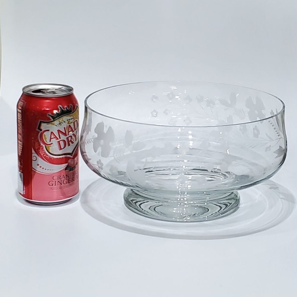 🇷🇴 8 1/2" Etched Floral Bowl with Thick Pedestal Base